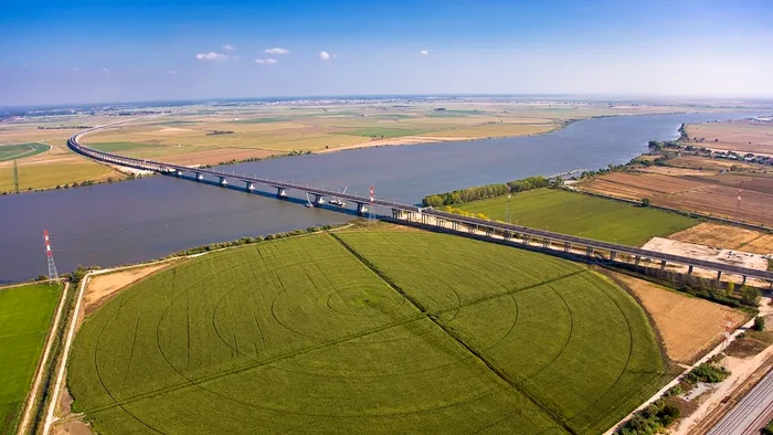 Podul se întinde pe o lungime de 12 km.
