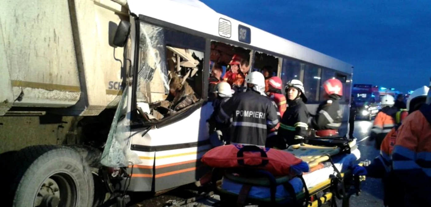 
    Autobuzul a fost avariat, iar scaunele au fost smulse de la locul lorfoto: captură video  