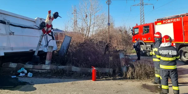 Mașină de colectare gunoi, lovită de tren, la Aninoasa. FOTO dambovitapress.ro