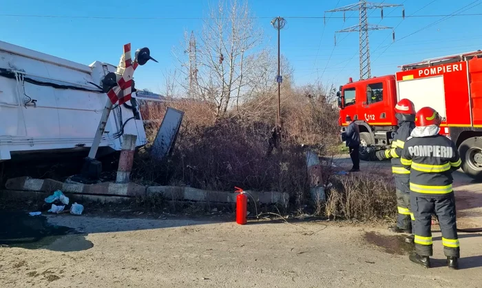 Mașină de colectare gunoi, lovită de tren, la Aninoasa. FOTO dambovitapress.ro