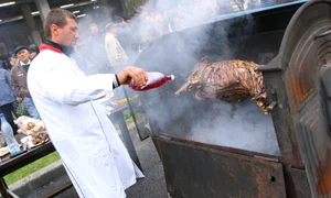 La festivalul din Parcul Național găsiți și berbecuți la proțap jpeg