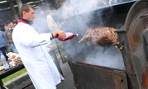 La festivalul din Parcul Național găsiți și berbecuți la proțap jpeg