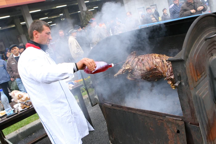 La festivalul din Parcul Național găsiți și berbecuți la proțap