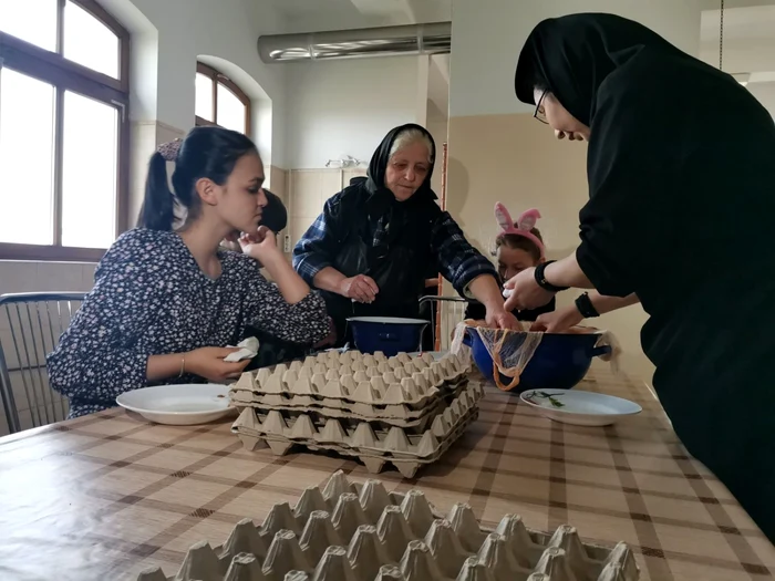 Vopsitul ouălor roşii la mănăstirea Timişeni-Şag FOTO Ş.Both