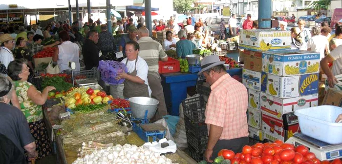 Braila:Samsarii de legume şi fructe, îngenunchiaţi de producători