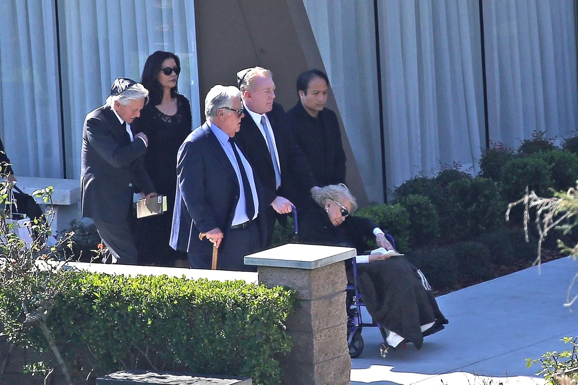 
    Michael Douglas și soția lui Kirk Douglas, Anne Buydens, îndurerați la înmormântarea lui Kirk DouglasFoto: Profimedia  