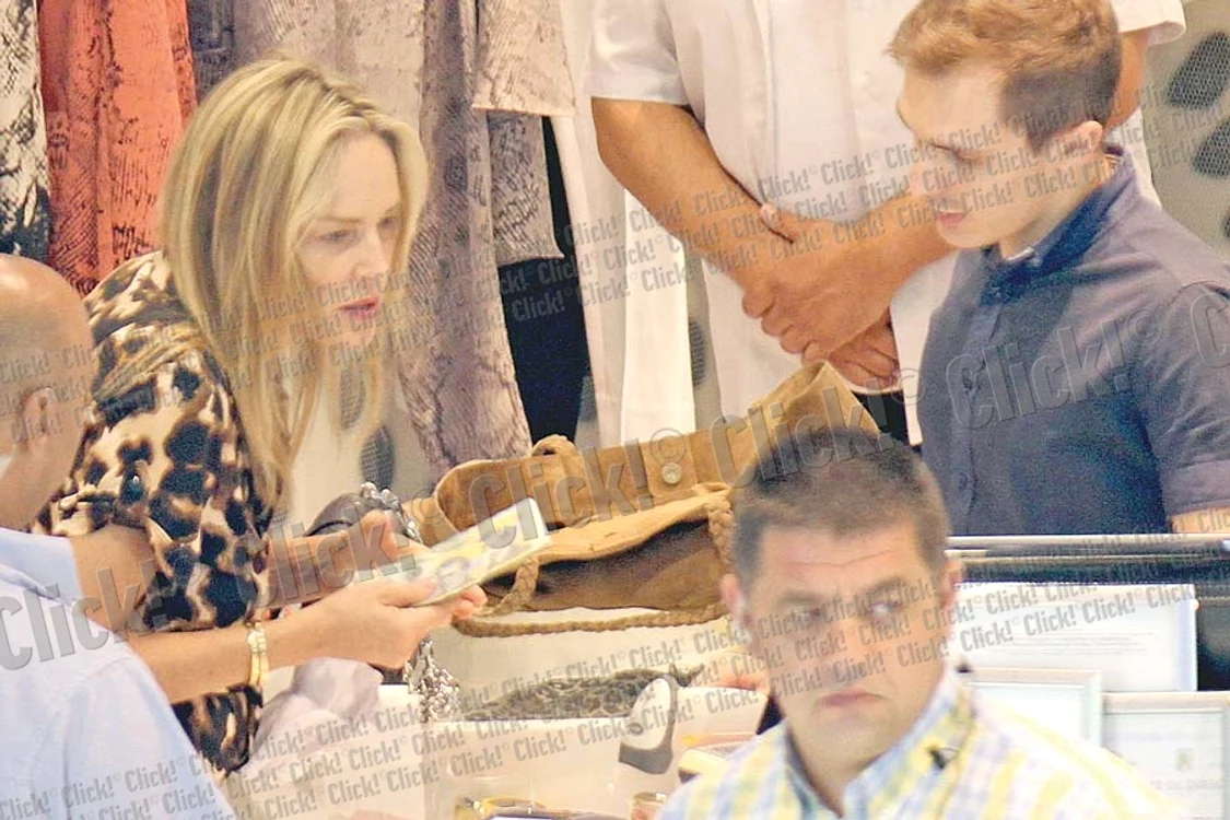 Sharon Stone a ieşit  din cabina de la  filmări aproape  dezbrăcată, lăsând  mască toată echipa  de producţie (FOTOGRAFII: CLICK!)