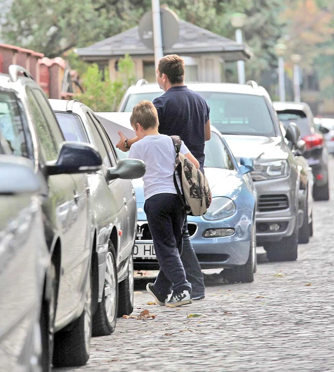Albert a fost luat ieri  de la şcoală de un  prieten de familie