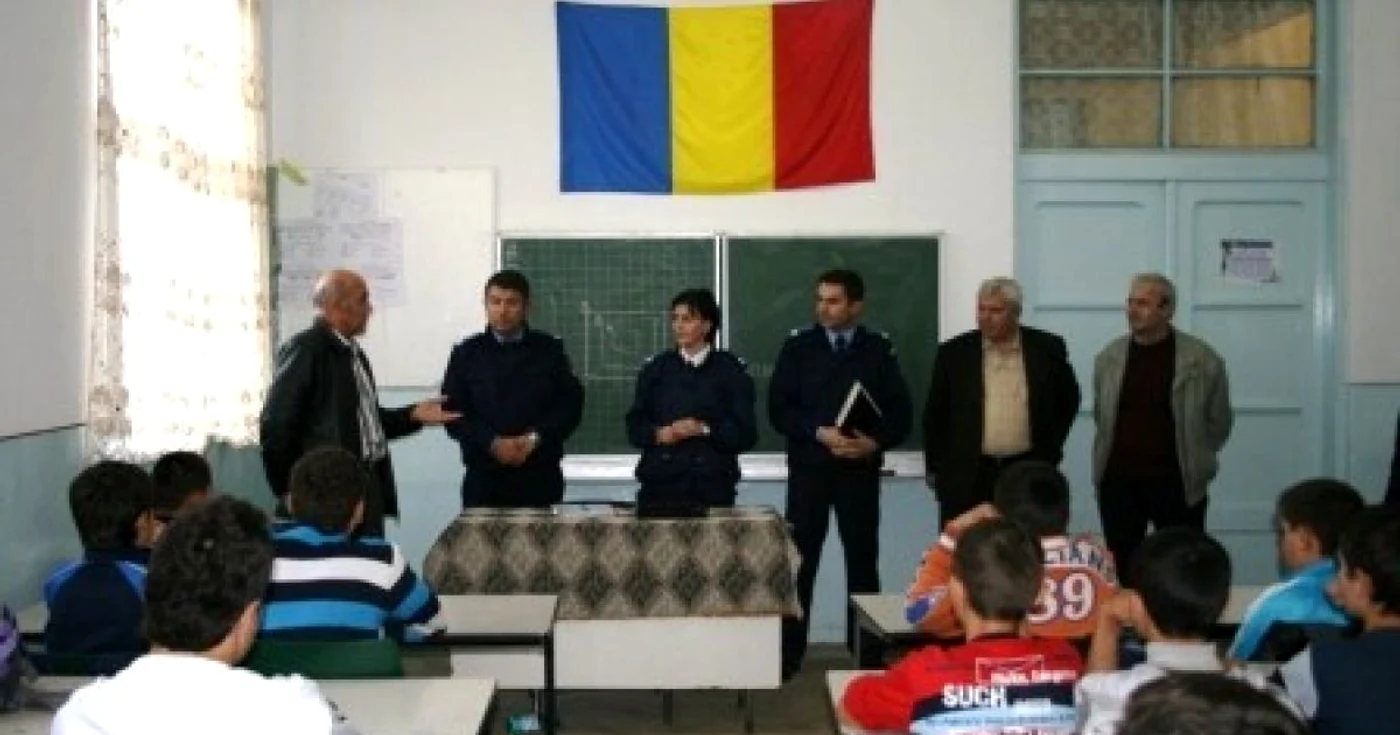 Jandarmii continuă seria acestor acţiuni şi în alte instituţii de învăţământ 