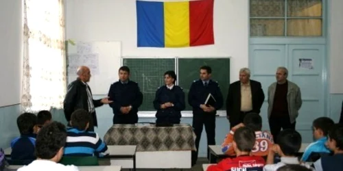 Jandarmii continuă seria acestor acţiuni şi în alte instituţii de învăţământ 
