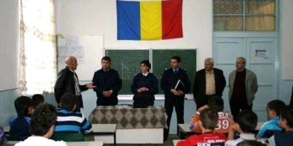 Jandarmii continuă seria acestor acţiuni şi în alte instituţii de învăţământ 