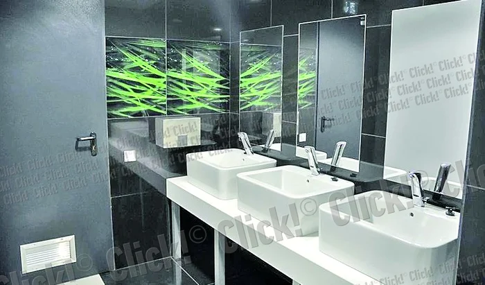 Toaletele lucesc de curăţenie