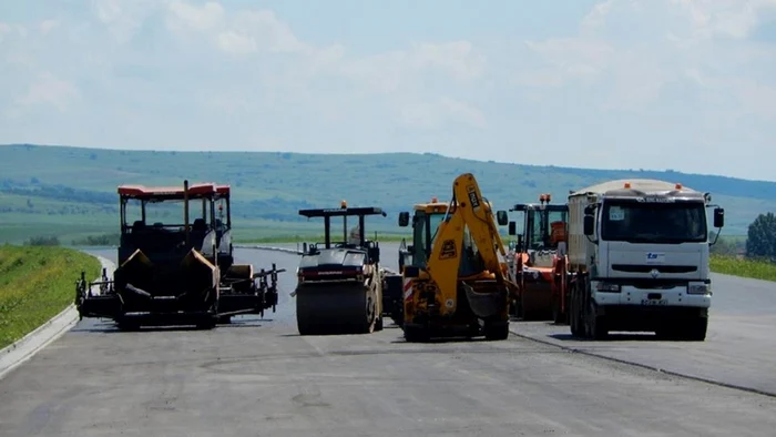 Lucrări de asfaltare pe autostradă FOTO Adevărul