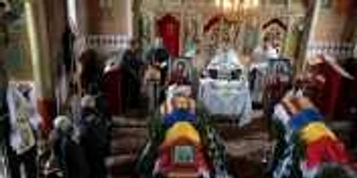 Funeraliile nu au fost onorate de prezenţa reprezentaţilor Casei Regale, deşi cei doi şi-au dat viaţa pentru Regele Mihai