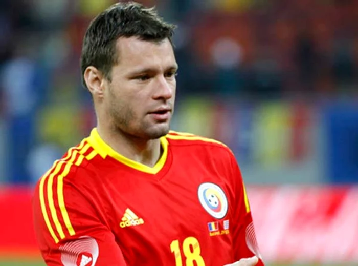 Marius Nicolae s-a întreţinut ore bune cu o tinericăFoto: Captură Kanal D