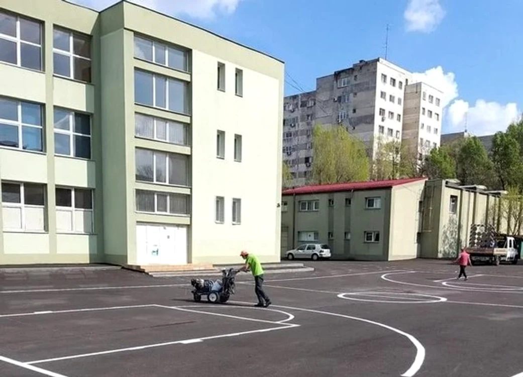 
    În curțile școlilor au fost amplasate coșuri de gunoi  
