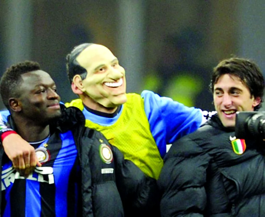 Interistul Materazzi a sărbătorit victoria din derbyul cu AC Milan cu masca lui Silvio Berlusconi pe faţă