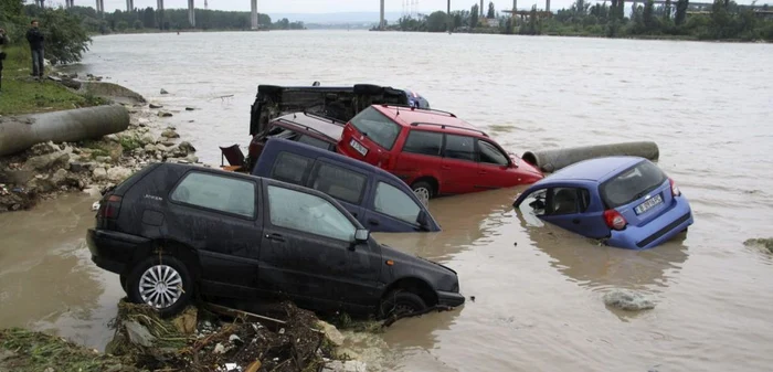 Maşinile au fost luate pe sus de viitura care a lovit Varna în cursul nopţii