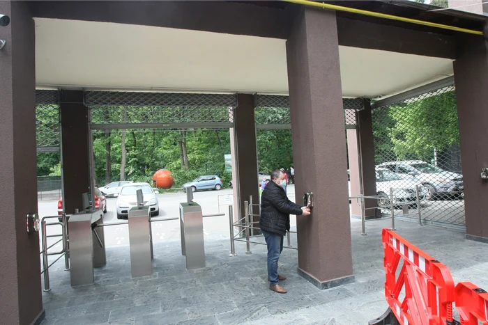 La intrare, au fost amplasate dispensere cu dezinfectant