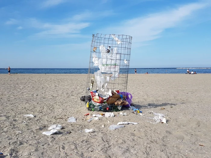 Gunoaie pe plaja din Mamaia