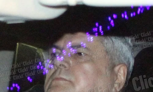 Adrian Năstase s a predat luni seară la Secţia 2 Poliţie pentru a fi încarcerat (Foto: Pappics) jpeg