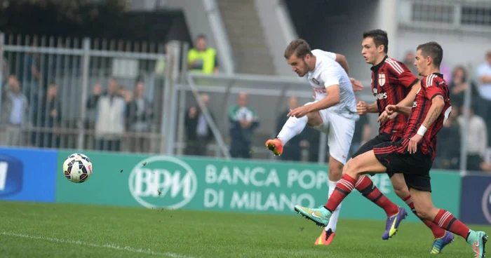 George Puşcaş (în alb) a marcat trei goluri şi a oferit o pasă decisivă, în victoria cu Milan (4-1)