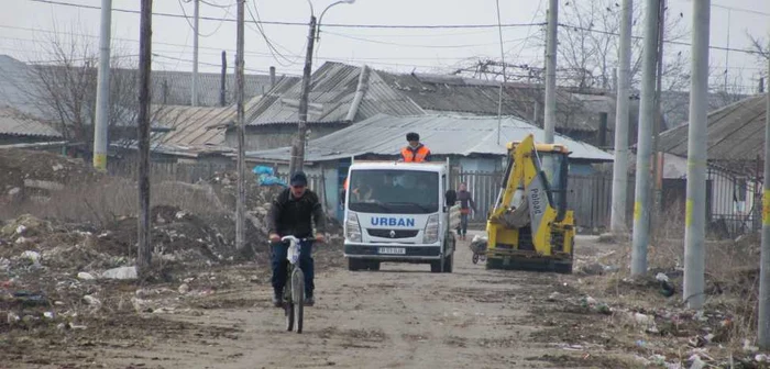 Maşinile care adună gunoiul vor ajunge şi în cartierele mărginaşe