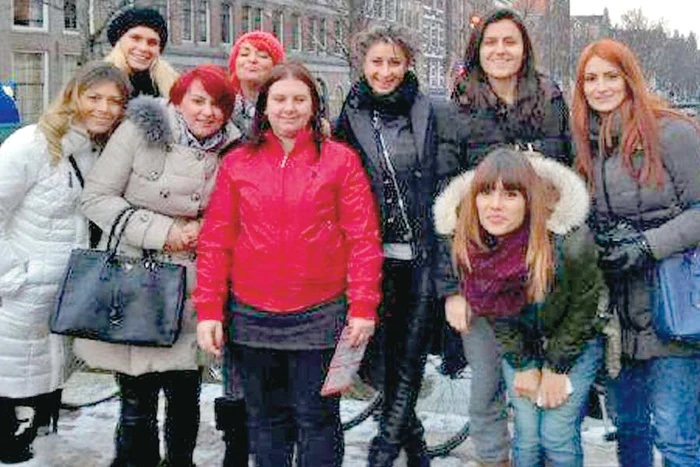 Fetele s-au plimbat  şi au fost la shopping