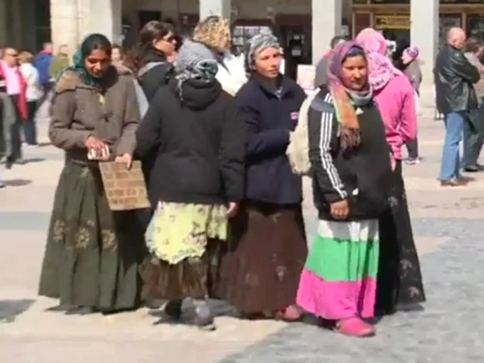 
    Româncele au fost înjosite de fanii PSV EindhovenFoto: captură video  