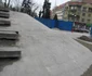 Treptele "udate" de sângele revoluţionarilor se sfărâmă sub barosul muncitorilor