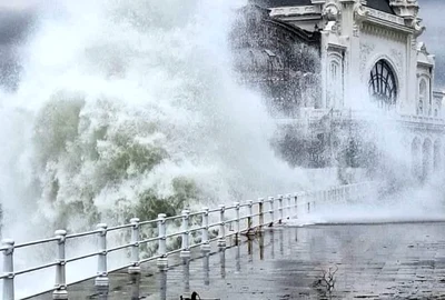 cazinoul din Constanta in timpul furtunii FOTO Eugen Rusu jpeg
