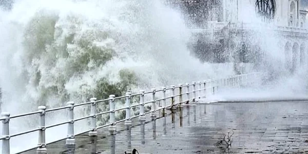 cazinoul din Constanta in timpul furtunii FOTO Eugen Rusu jpeg