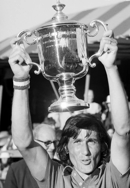 Ilie Năstase cu trofeul de la US Open (FOTO: Profimedia)