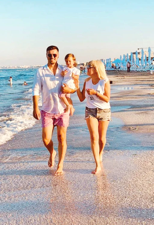 Elena Udrea duce o viaţă liniştită şi prosperă alături de iubitul ei şi de fetiţa lor