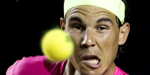 Spaniolul Rafael Nadal se pregăteşte să lovească o minge în partida contra brazilianului Thomaz Bellucci la turneul Rio Open în Rio de Janeiro Brazilia FOTO AP