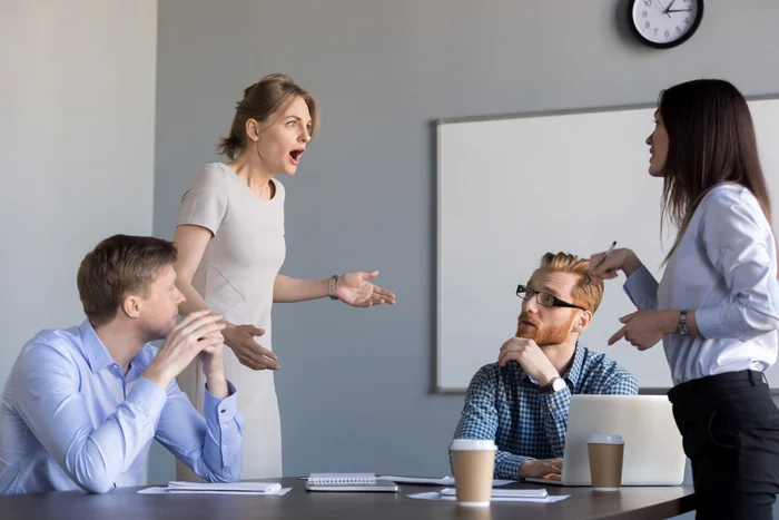 Mediul toxic la job îi determină pe angajați să plece Foto: Shuuterstock