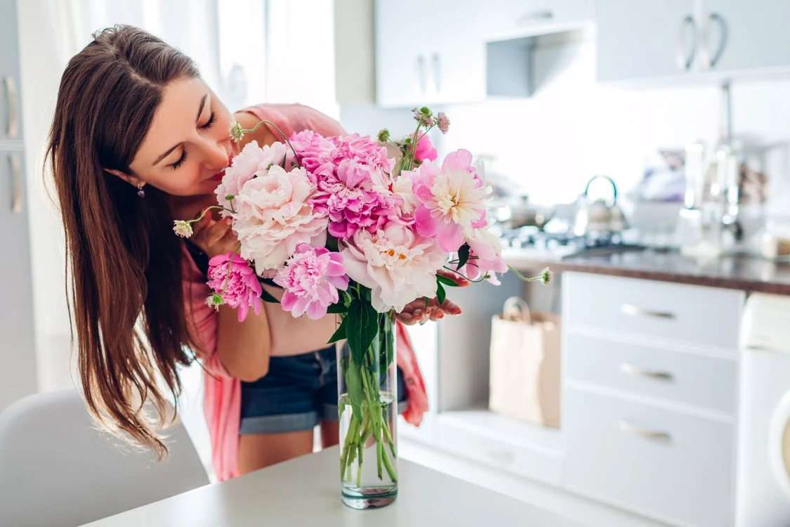 femeie buchet de flori jpg