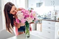 femeie buchet de flori jpg
