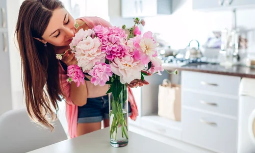 femeie buchet de flori jpg