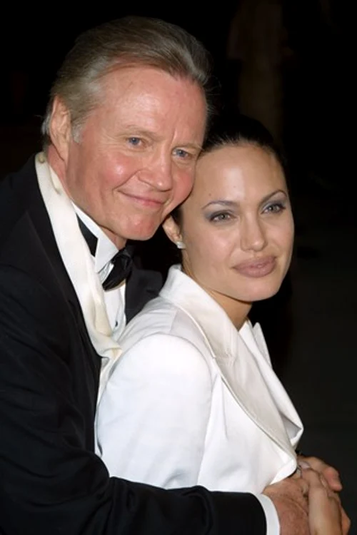 
    Angelina Jolie alături de tatăl său, celebrul actor, Jon Voight  