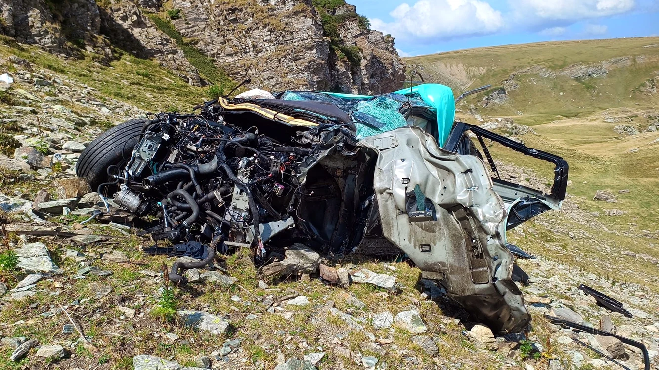 Mașina bărbatului  care s-a sinucis pe Transalpina - Foto IPJ Vâlcea