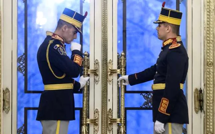 Doi jandarmi din cadrul Gărzii de Onoare deschid uşile la Palatul Cotroceni, în timpul unei întâlniri oficiale a preşedintelui României / Foto MEDIAFAX