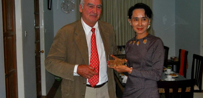 Nicolae Raţiu acordând Premiul Ion Raţiu pentru Democratie lui Aung San Suu Kyi în 2012 FOTO: arhiva personală