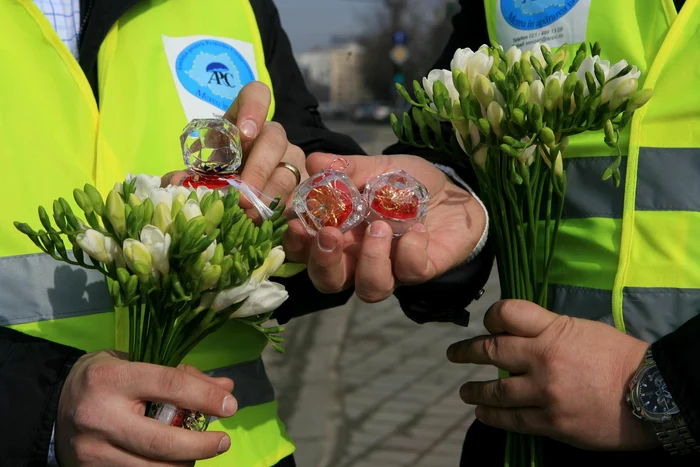 Poliţişti cu flori (Foto arhivă)