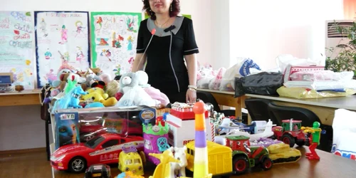 Bibliotecarii pregătesc pungi cu jucării şi cărţi