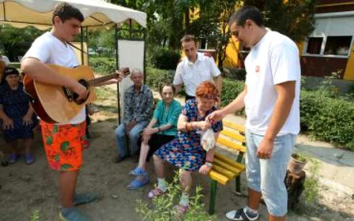 Craiova: Persoanele cu handicap au primit fructe şi batice