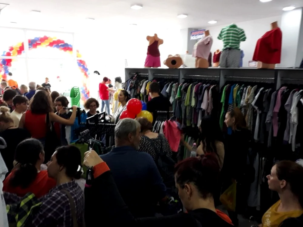 magazin second hand Onesti imbulzeala FOTO unupetrotus.ro 3