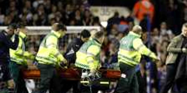 Fabrice Muamba este purtat pe targă spre ambulanţă * Foto: Reuters