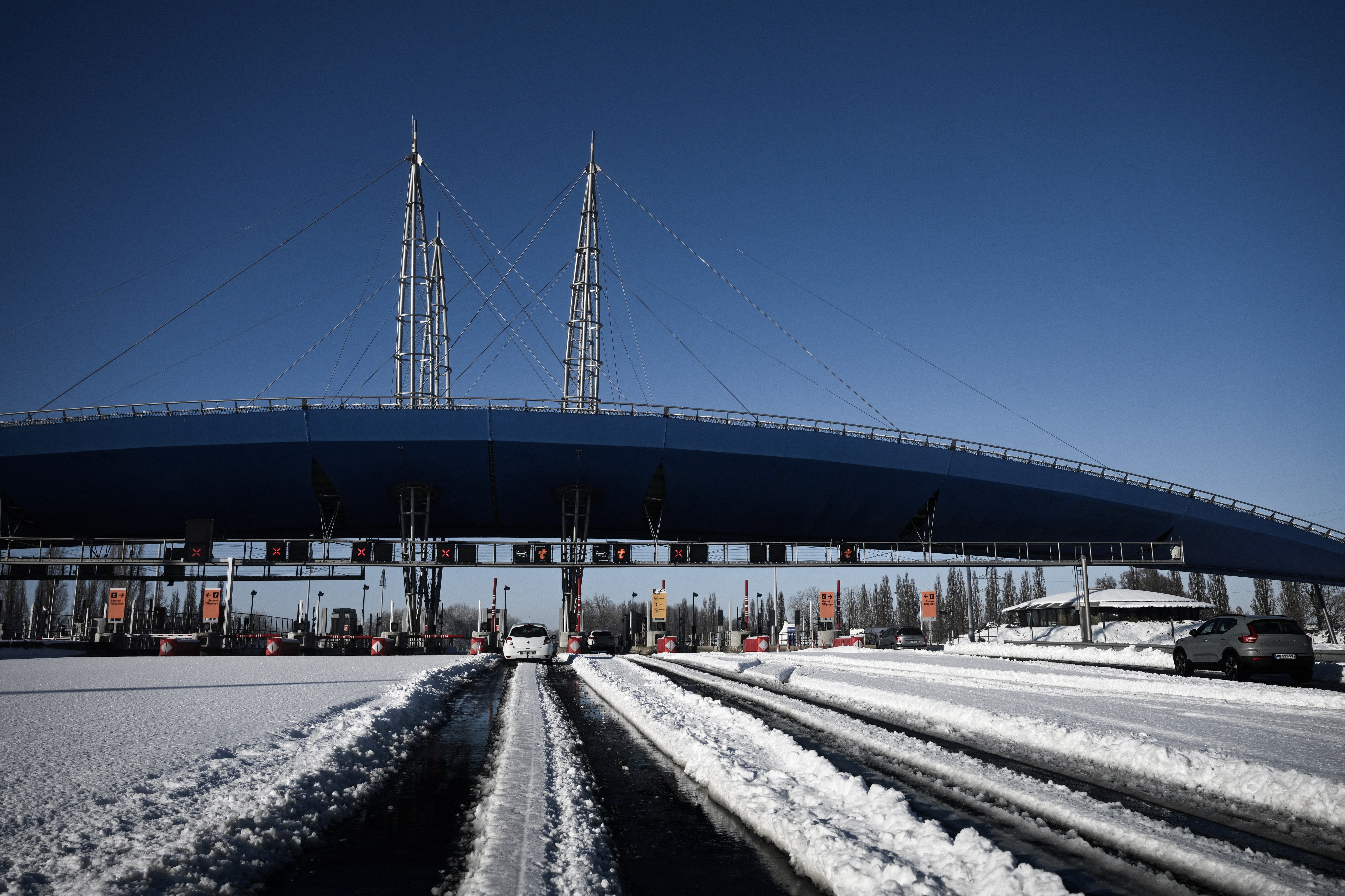 AFP 20260106 89UA7NQ v1 HighRes FranceWeatherSnow jpg