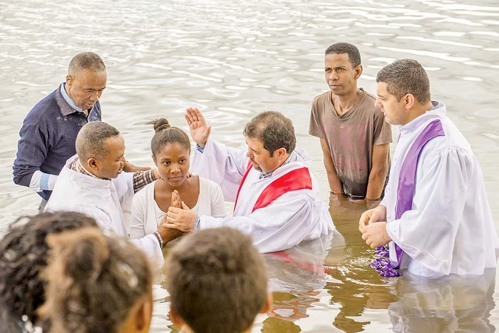 Misionarul român, în timp ce creştinează o fată malgaşă